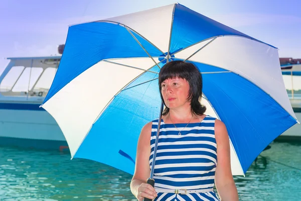 Mulher morena com um guarda-chuva de praia — Fotografia de Stock