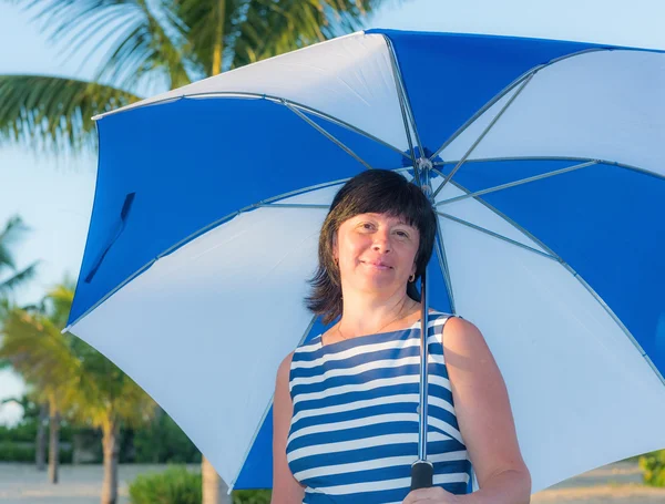 Brunett kvinna med parasoll — Stockfoto