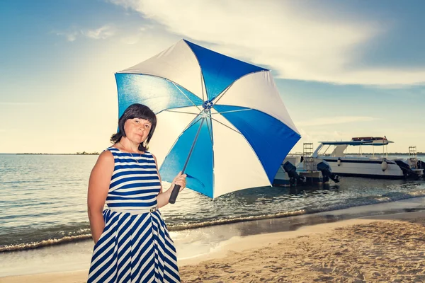 Brunette vrouw met een parasol — Stockfoto