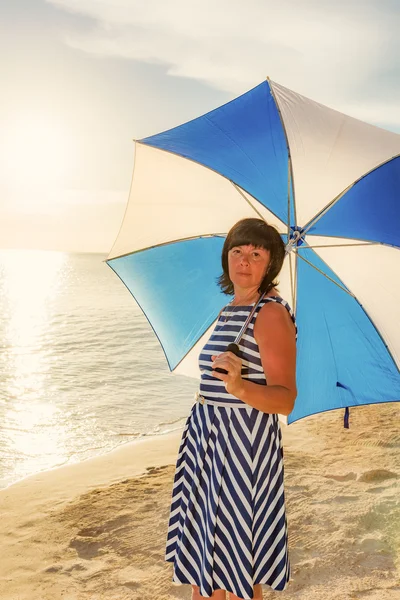 Brünette Frau mit einem Sonnenschirm — Stockfoto