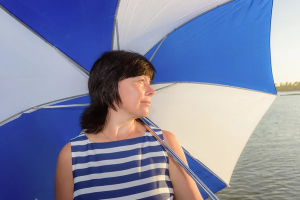 Brunett kvinna med parasoll — Stockfoto