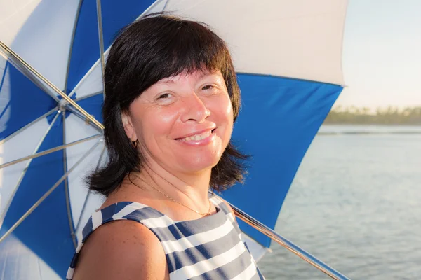 Mulher morena com um guarda-chuva de praia — Fotografia de Stock