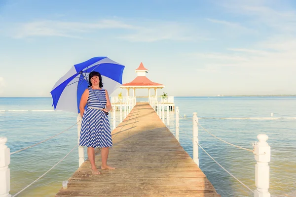 Брюнетка с пляжным зонтиком — стоковое фото