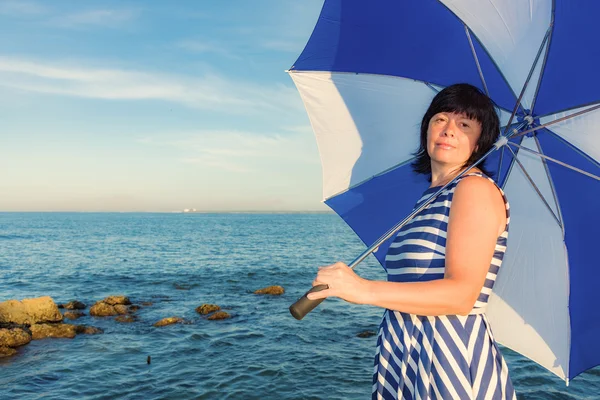 Donna bruna con un ombrellone — Foto Stock