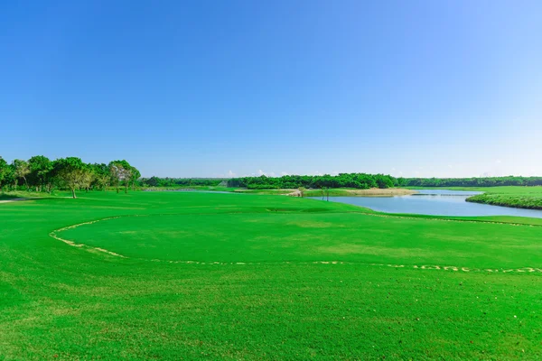 Podlewanie na pole golfowe — Zdjęcie stockowe