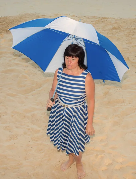 Mulher morena com um guarda-chuva de praia — Fotografia de Stock