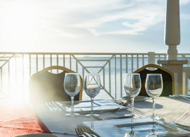 Gün batımında çardakta şenlik masası