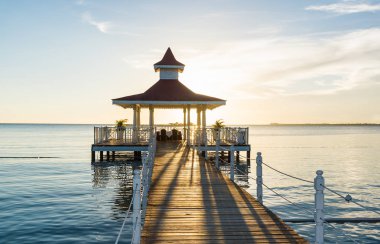 Kule Köprüsü deniz gün batımında