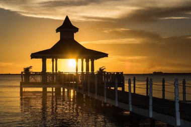 Kule Köprüsü deniz gün batımında