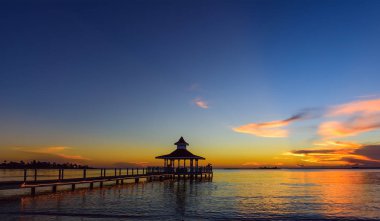 Kule Köprüsü deniz gün batımında