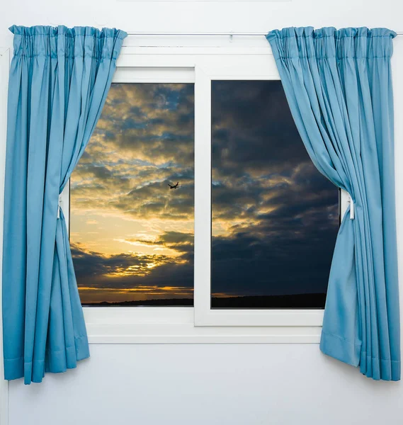 Offenes Fenster Wolken Sonne — Stockfoto