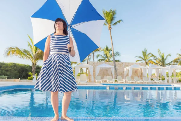 Brunette vrouw met een parasol — Stockfoto