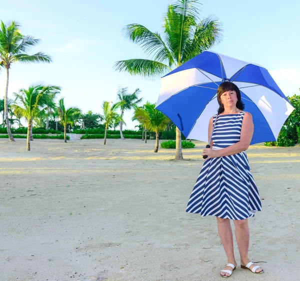 Brunette vrouw met een parasol — Stockfoto