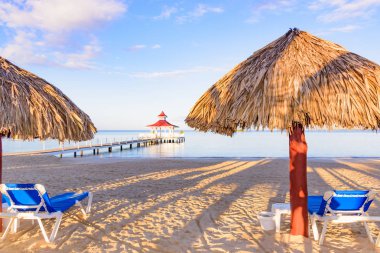 bir şemsiye altında iki güverte sandalyeleri