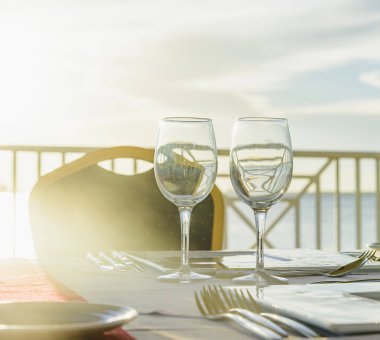 Gün batımında çardakta şenlik masası