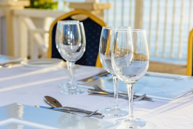 Gün batımında çardakta şenlik masası