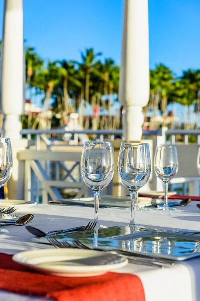 Mesa festiva no gazebo ao pôr do sol — Fotografia de Stock