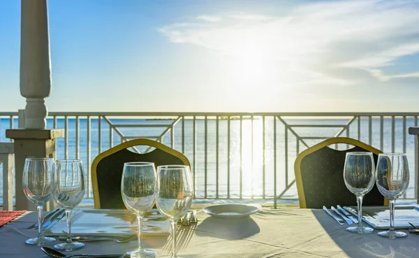 Feestelijke tafel in het prieel bij zonsondergang — Stockfoto