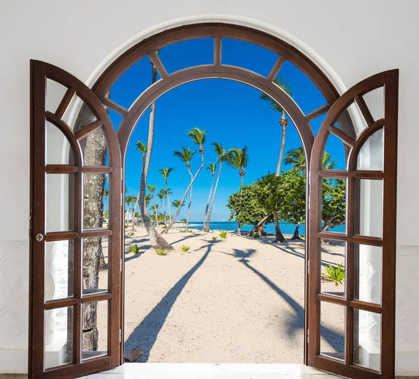 Door open palm beach — Stock Photo, Image