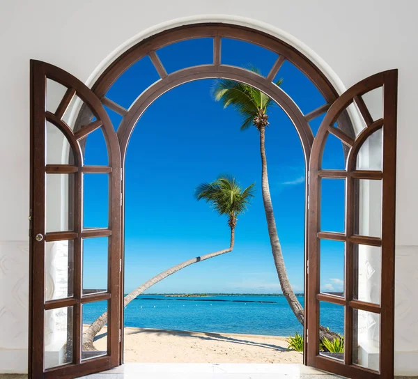 Deur open palm beach — Stockfoto