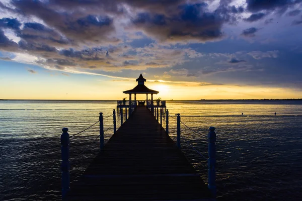 Kule Köprüsü deniz gün batımında — Stok fotoğraf
