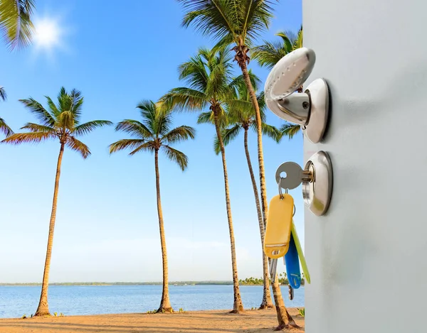 Puerta abierta palmera playa — Foto de Stock