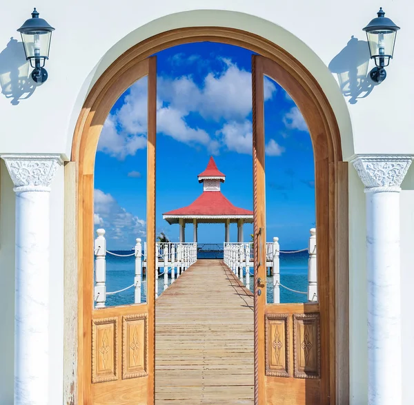 Dörren öppen utsikt över lusthuset — Stockfoto