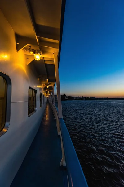 Passeio de barco na noite do rio — Fotografia de Stock