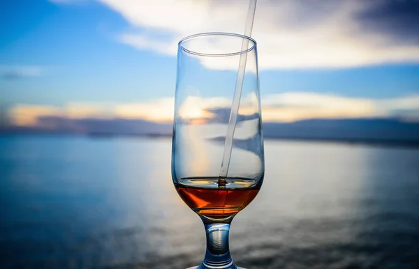 Sklenka vína na pozadí moře s — Stock fotografie