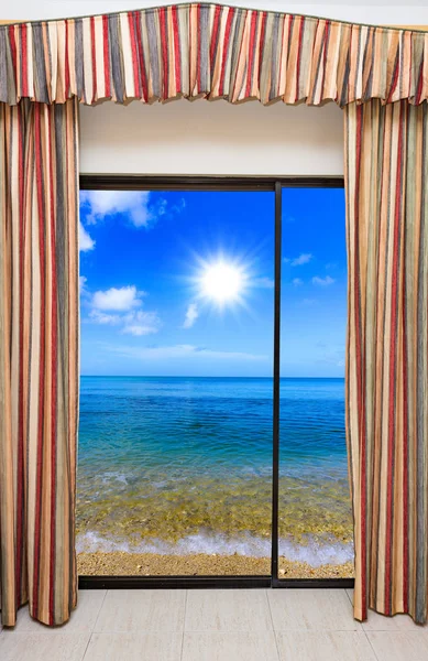 Вікно видом на океан — стокове фото
