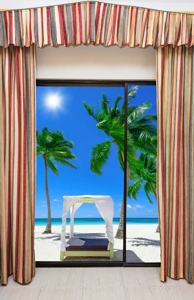 Вікно з видом на пляж — стокове фото