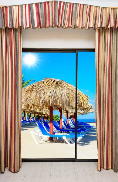 Okno z widokiem na plażę — Zdjęcie stockowe