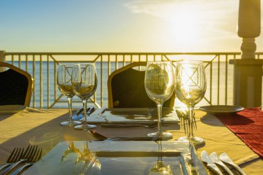 Gün batımında çardakta şenlik masası