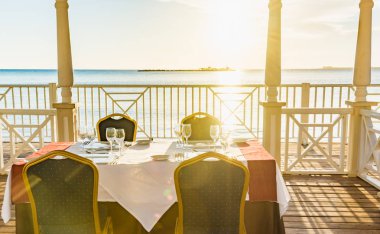 Gün batımında çardakta şenlik masası