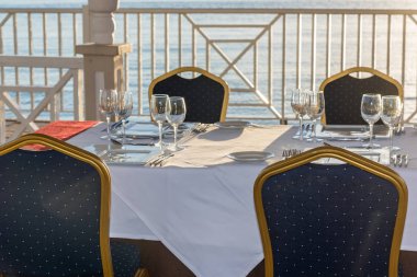 Gün batımında çardakta şenlik masası