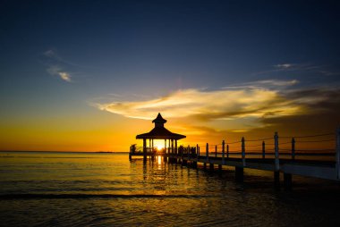 Kule Köprüsü deniz gün batımında