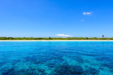 Açık mavi deniz cumulus bulutları