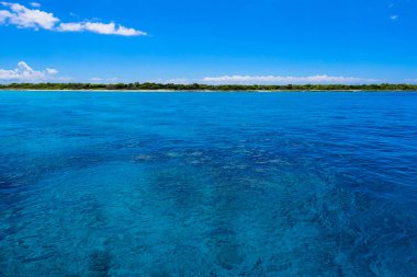 Açık mavi deniz cumulus bulutları