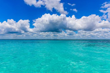 Açık mavi deniz cumulus bulutları