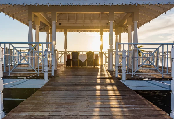 Gazebo ponte mare al tramonto — Foto Stock