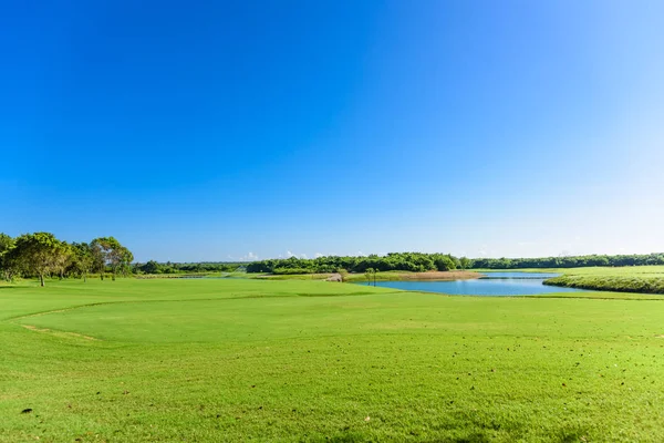 Bewässerung des Golfplatzes — Stockfoto