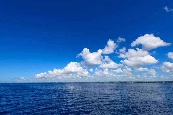 Відкриті блакитні морські кумульні хмари — стокове фото