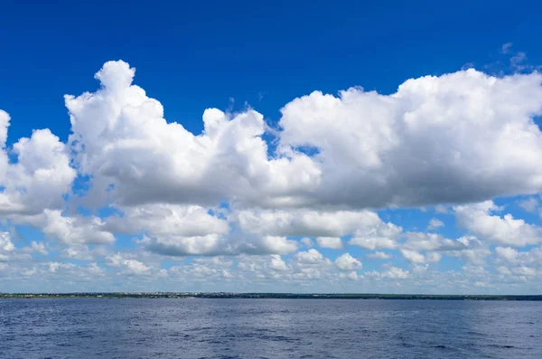 Nuvole cumulus mare blu aperto — Foto Stock