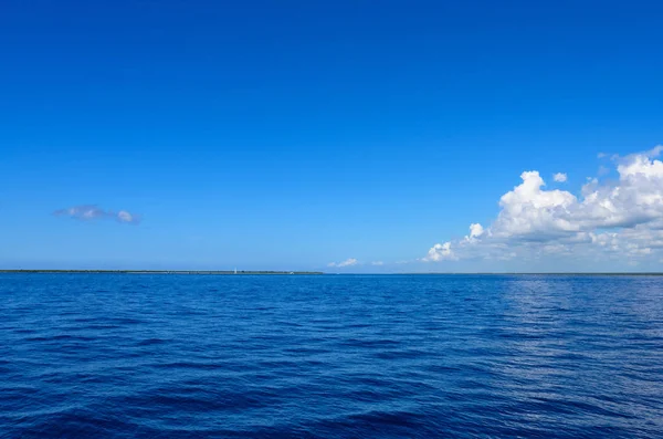 Mer bleue ouverte cumulus nuages — Photo