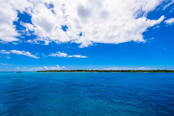 Açık mavi deniz cumulus bulutları — Stok fotoğraf