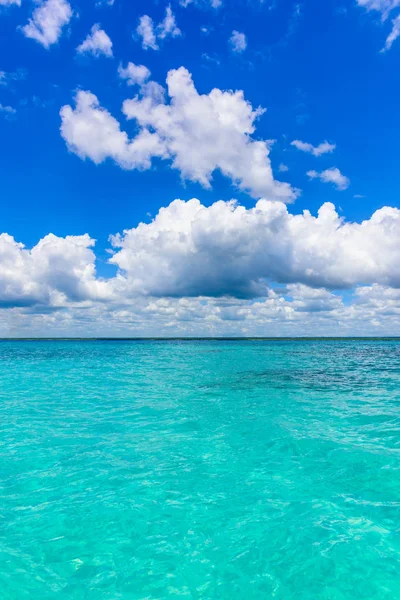 Mar azul abierto cúmulos nubes — Foto de Stock