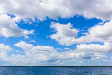 Açık mavi deniz cumulus bulutları