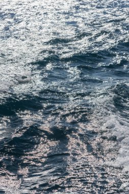 mavi su ışık yansıması