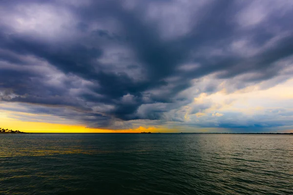 Морское грозовое облако — стоковое фото