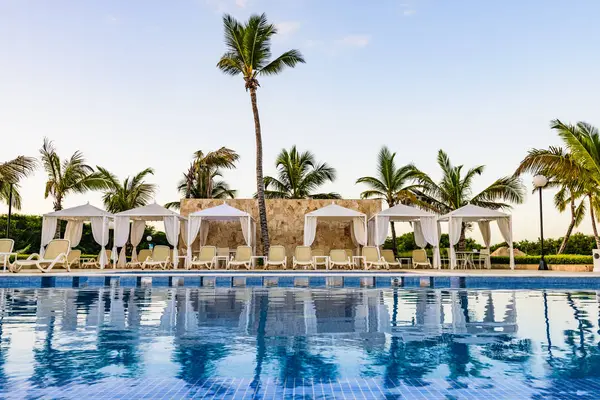 Piscine avec chaises longues — Photo